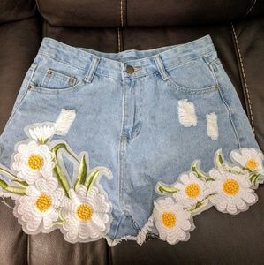 Daisy Applique shorts size 2-4